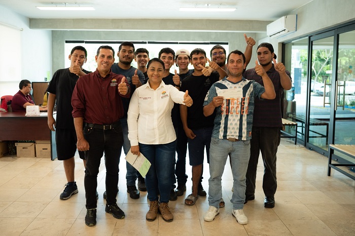 Griselda Martínez entrega ayuda, con fin académico, para que estudiantes visiten diversos estados del país