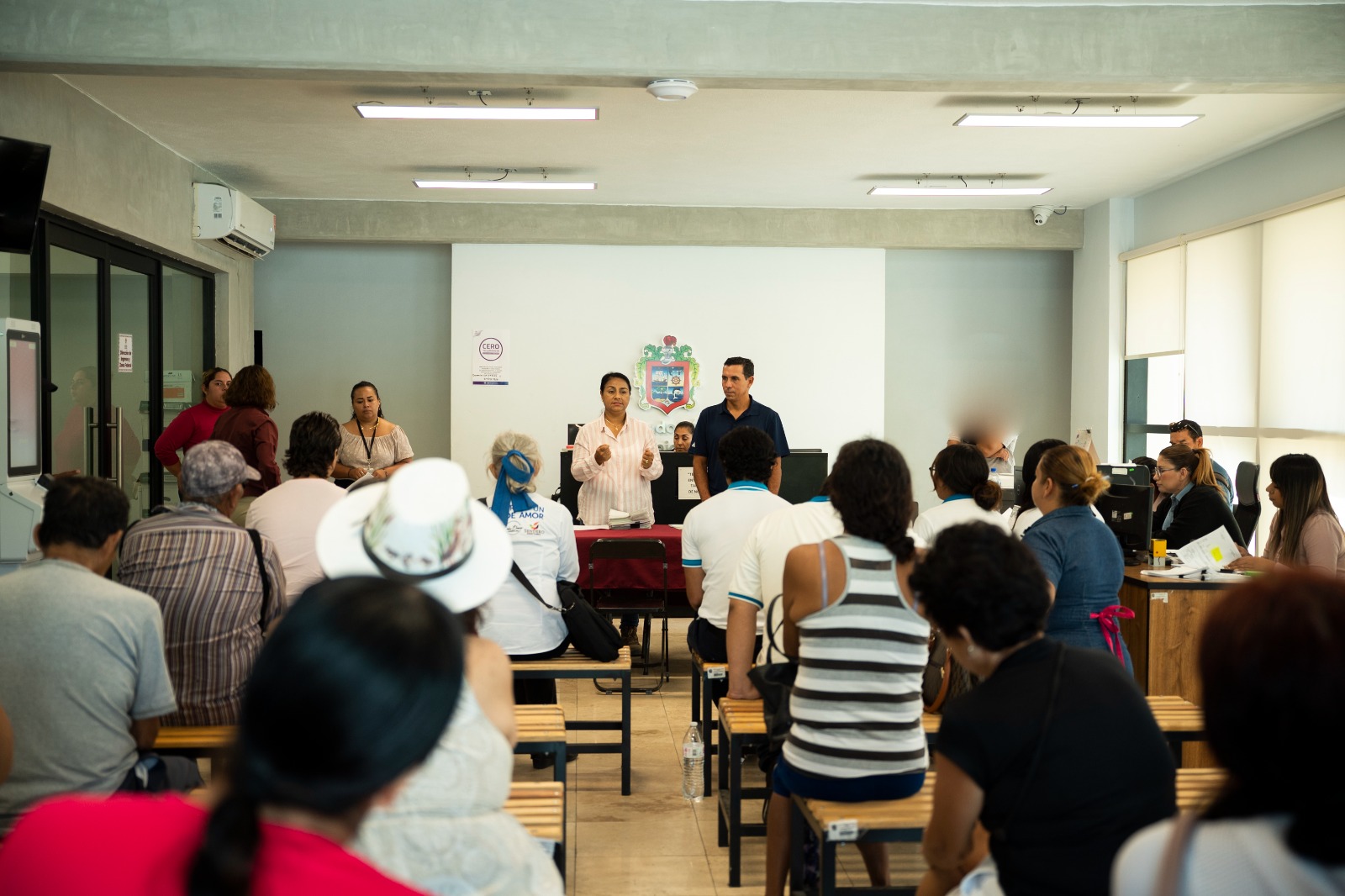 Griselda Martínez entrega apoyos sociales a familias manzanillenses y al CET del mar