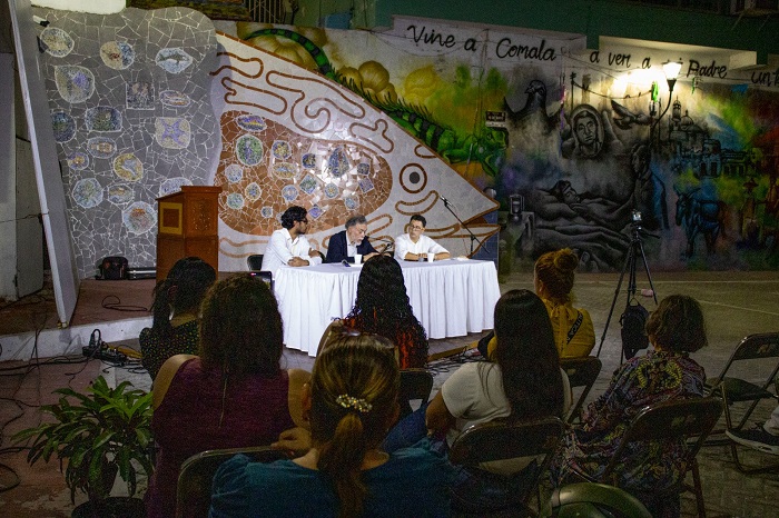 En jornada cultural el Ayuntamiento de Manzanillo rindehomenaje al poeta Ricardo Yáñez, por su brillante trayectoria