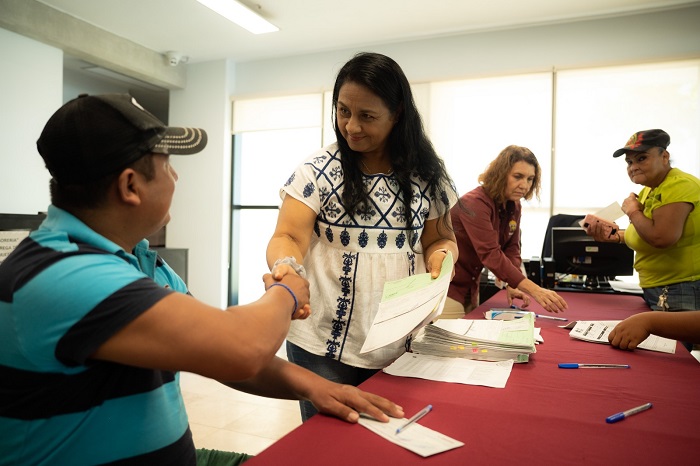 Griselda Martínez entrega ayuda social a familias manzanillenses