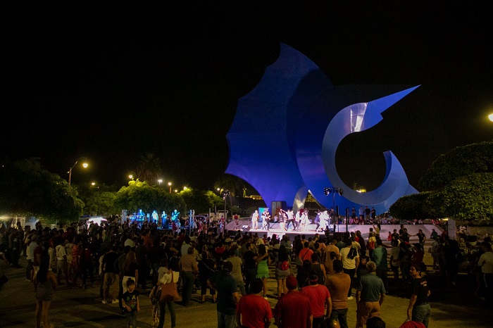 Ayuntamiento de Manzanillo organizó exitoso Festival de la Salsa en la plaza del Pez Vela