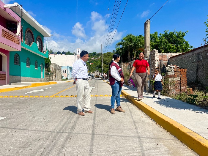 Griselda Martínez entregó la pavimentación con concreto hidráulico de la avenida Miguel de la Madrid en Santiago