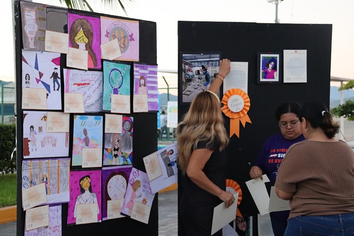 El Ayuntamiento de Manzanillo reconoce a mujeres en pro de la eliminación de la violencia