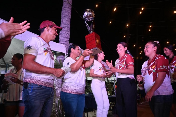 Griselda Martínez entrega los premios a las y los ganadores de concursos del Festival San Pedrito