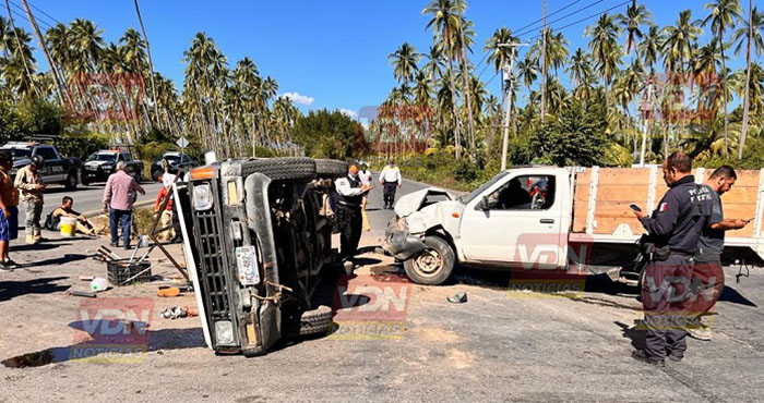 En Tecomán chocan dos camionetas al ingreso al relleno sanitario, hay ocho lesionados