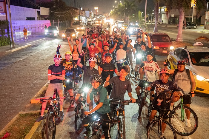 Ayuntamiento de Manzanillo rifó bicicletas en la última rodada nocturna navideña