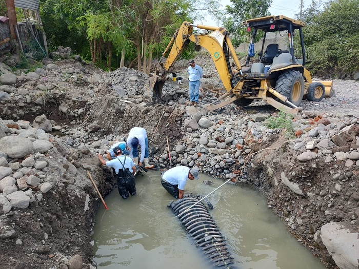 CIAPACOV trabaja en la reparación de colector en el Arroyo Pereyra en Colima