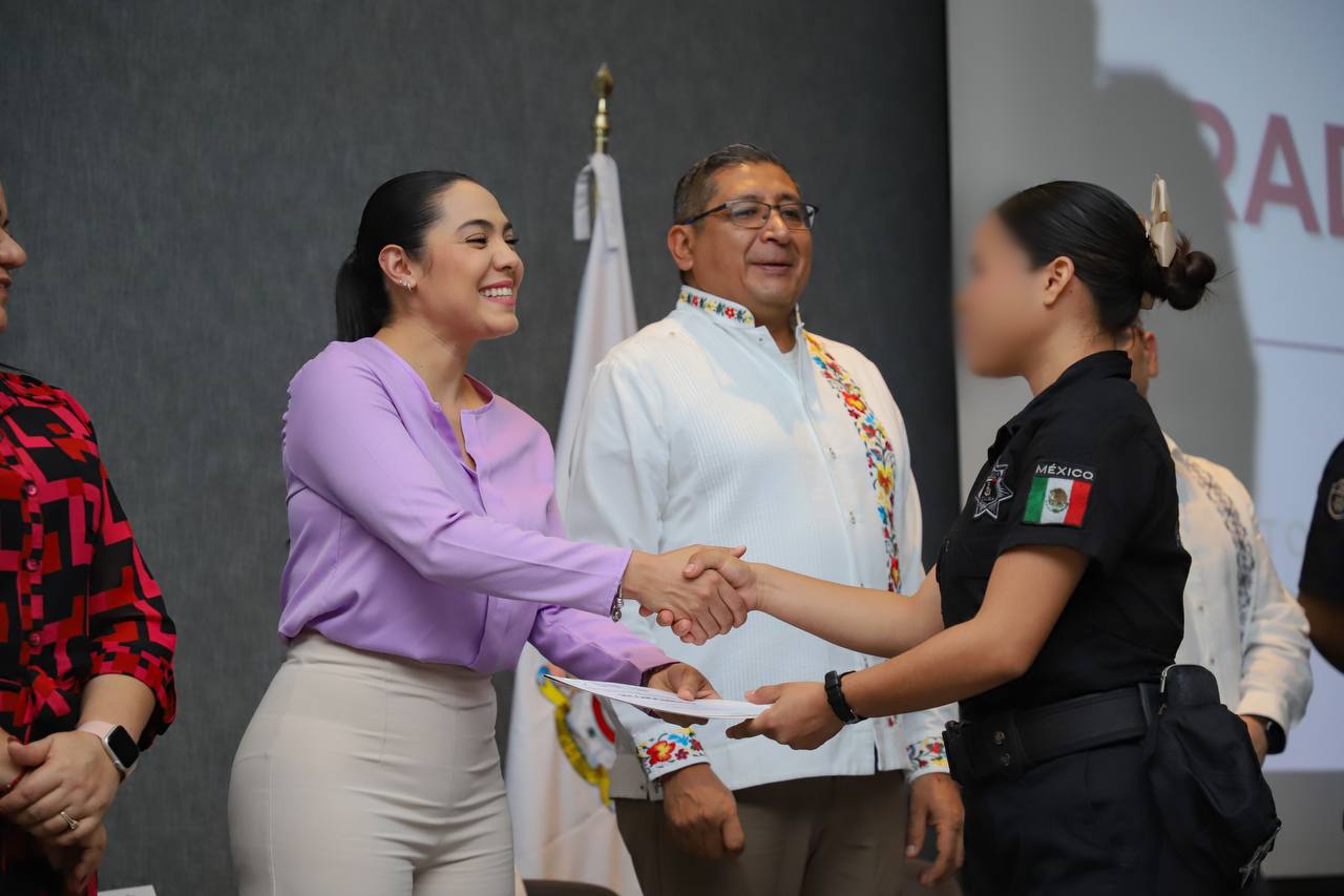 Se gradúan 125 policías; gobernadora de Colima les pide adaptarse a demandas sociales en seguridad