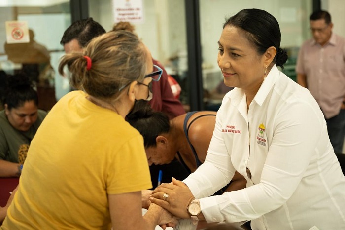 Griselda Martínez otorga apoyos para familias manzanillenses con necesidad