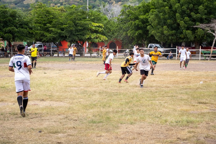 Warrios y Mixis campeones de los torneos de futbol y volibol “Nuevo Cuyutlán 2023”