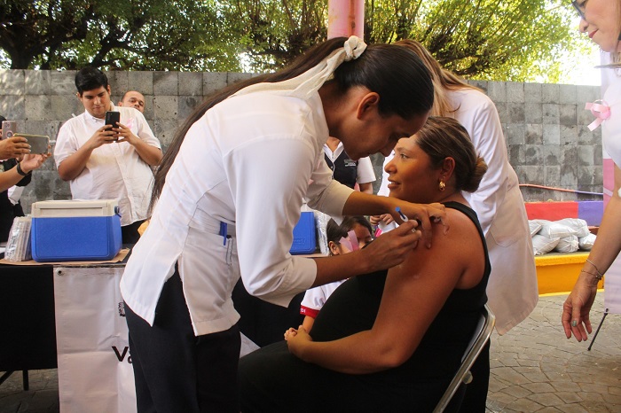 Salud Colima reporta avance de 70% en vacunación contra influenza en grupos de riesgo