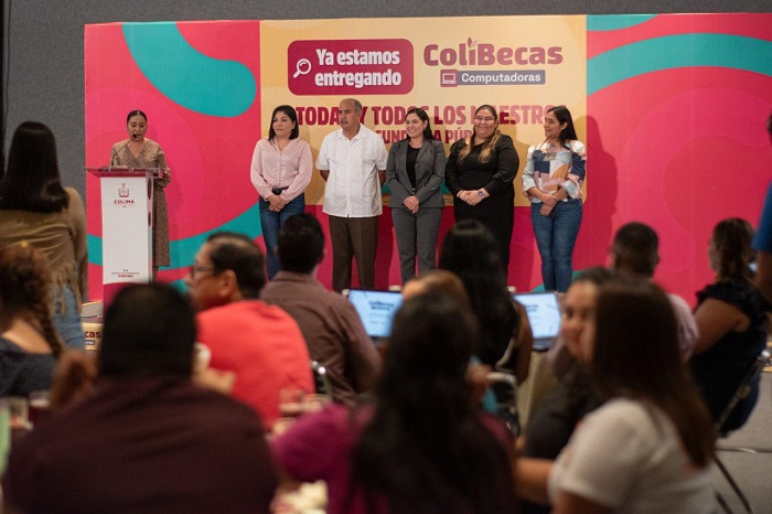 Docentes de secundaria de Comala y Coquimatlán reciben su ColiBeca Computadora de manos de la gobernadora