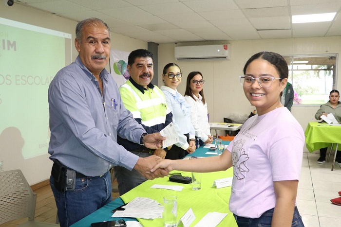 Titular de Educación acompaña entrega de becas de Holcim México a estudiantes de Tecomán