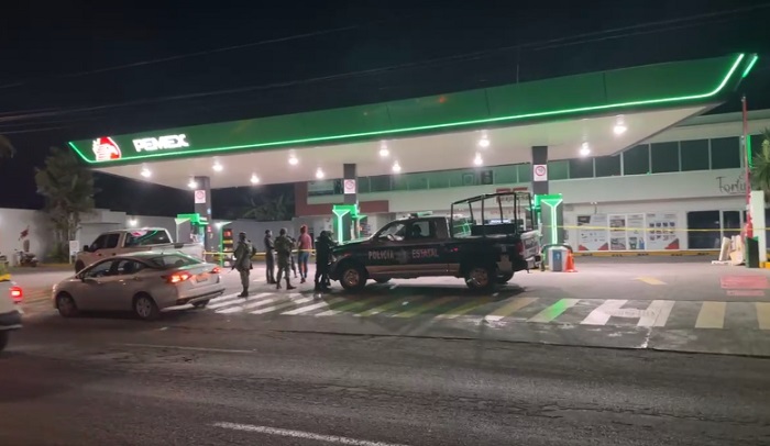 Lesionan a balazos a un despachador en gasolinera de Av. San Fernando, en Colima