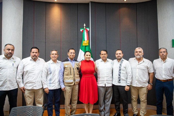 Indira reconoce trabajo de Salvador Gómez en Asipona Manzanillo y da bienvenida al nuevo titular, Mario Gasque