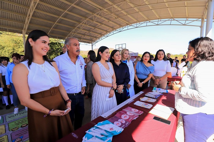 Indira participa en Feria Informativa de Seguridad Escolar y Bienestar Humano, en Santiago, Manzanillo