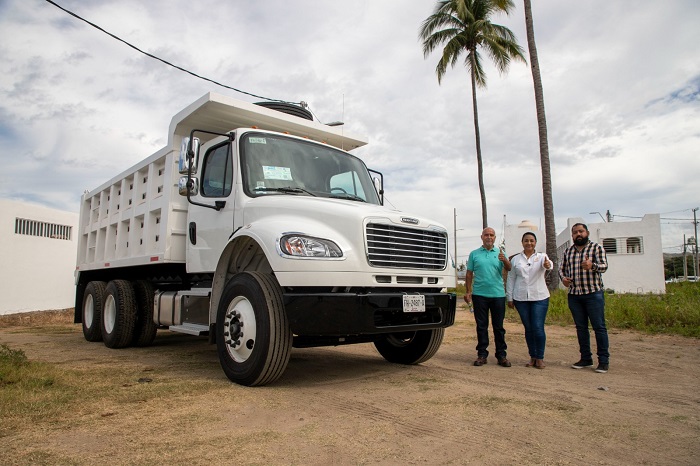 Griselda Martínez entrega camión de volteo, fortalecerá la limpia y sanidad del municipio