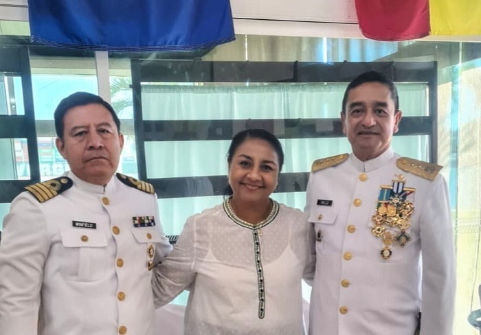 Griselda Martínez felicita al vicealmirante Adrián Hermilo Valle González, nuevo comandante de la Décima Región Naval