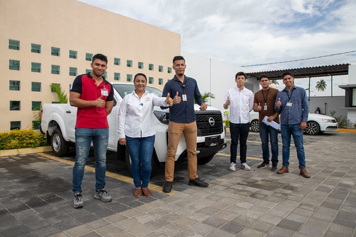 Griselda Martínez entrega una camioneta nueva para labores de Secretaría Técnica