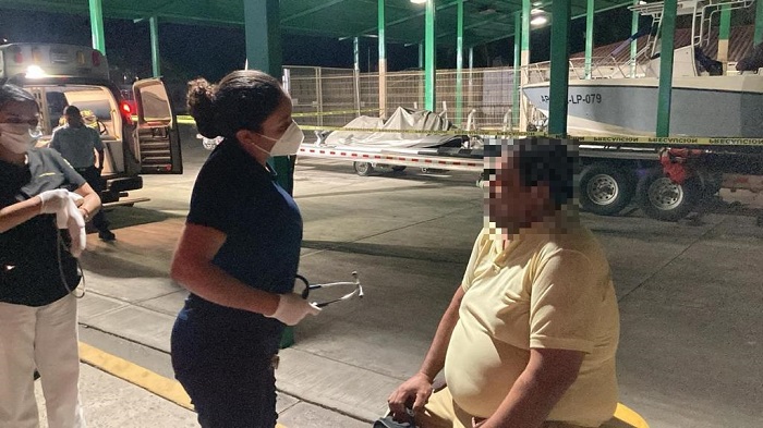 SEMAR realiza evacuación médica de tripulante de barco tiburonero, en Manzanillo