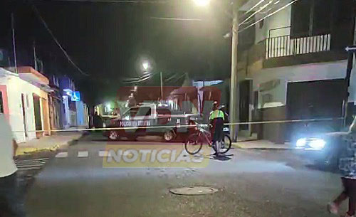 Balean a hombre en el centro de Colima mientras conducía, termina chocando