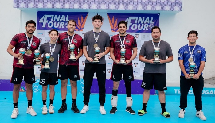 Jugadores campeones de Cocoteros reciben premios individuales, tras la final de la LMV