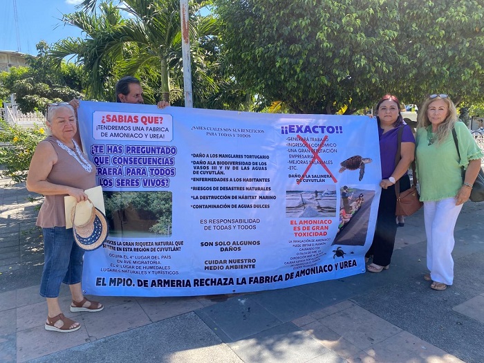 Entregan cuyutlanenses pliego petitorio a la gobernadora de Colima Indira Vizcaíno para proteger el manglar