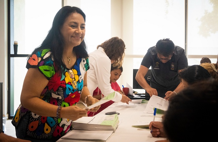 Griselda Martínez hace entrega de los apoyos sociales a familias manzanillenses