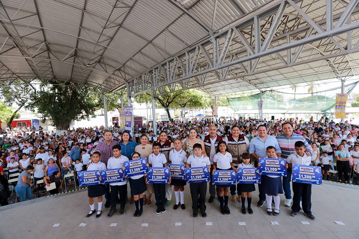 Este lunes, 4 mil 131 estudiantes tecomenses reciben ‘Mi ColiBeca para Empezar’ de manos de la gobernadora