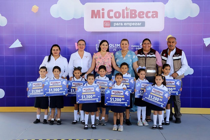 Este jueves, casi 2,200 estudiantes de kínder y primarias públicas de Coquimatlán y VdeÁ reciben ‘Mi ColiBeca para Empezar’