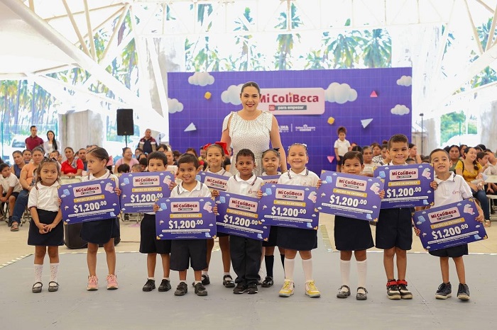 Indira distribuye ‘Mi ColiBeca para Empezar’ entre más de 6,600 estudiantes de Tecomán, este sábado