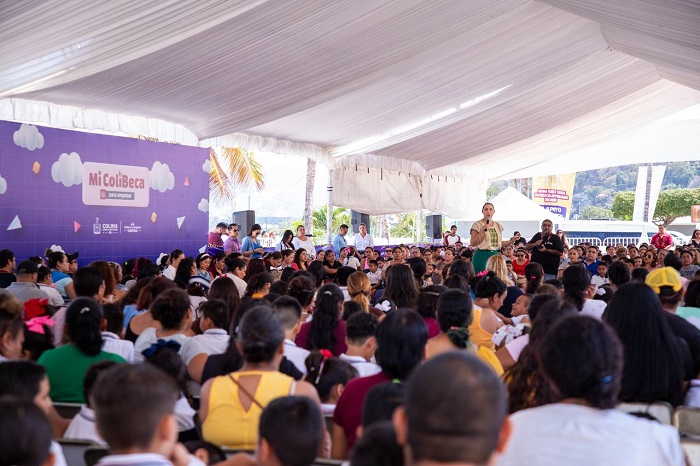 Indira Vizcaíno entrega ‘Mi ColiBeca para Empezar’ a más de 1,400 estudiantes de Manzanillo, este jueves