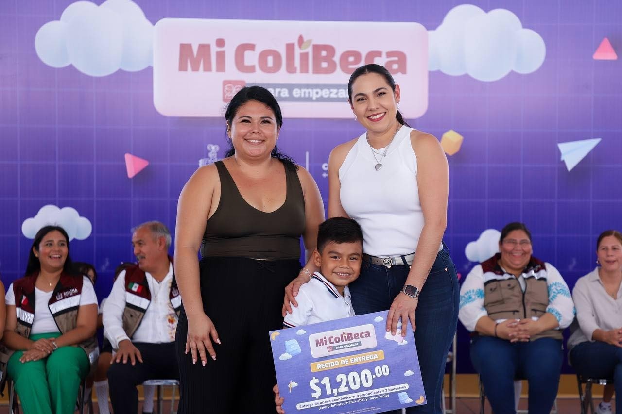 Indira sigue entregando ‘Mi ColiBeca para Empezar’ en Manzanillo; este miércoles la reciben casi 1,700 estudiantes