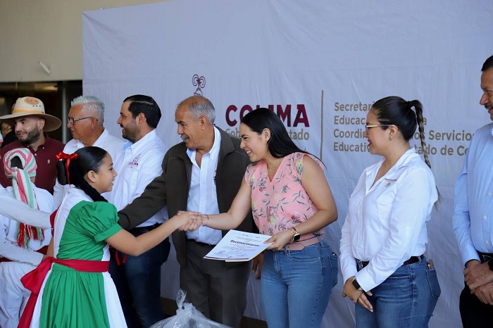 Indira entrega reconocimientos y material a quienes ganaron el concurso del desfile del 20 de noviembre