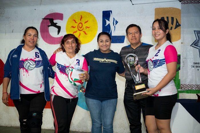 Griselda Martínez premia a los ganadores de Torneos de futbol y volibol del fin de semana