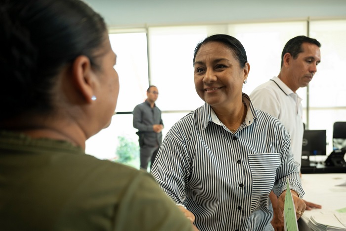 Griselda Martínez entrega ayudas sociales y apoyo para estudiantes de Administración