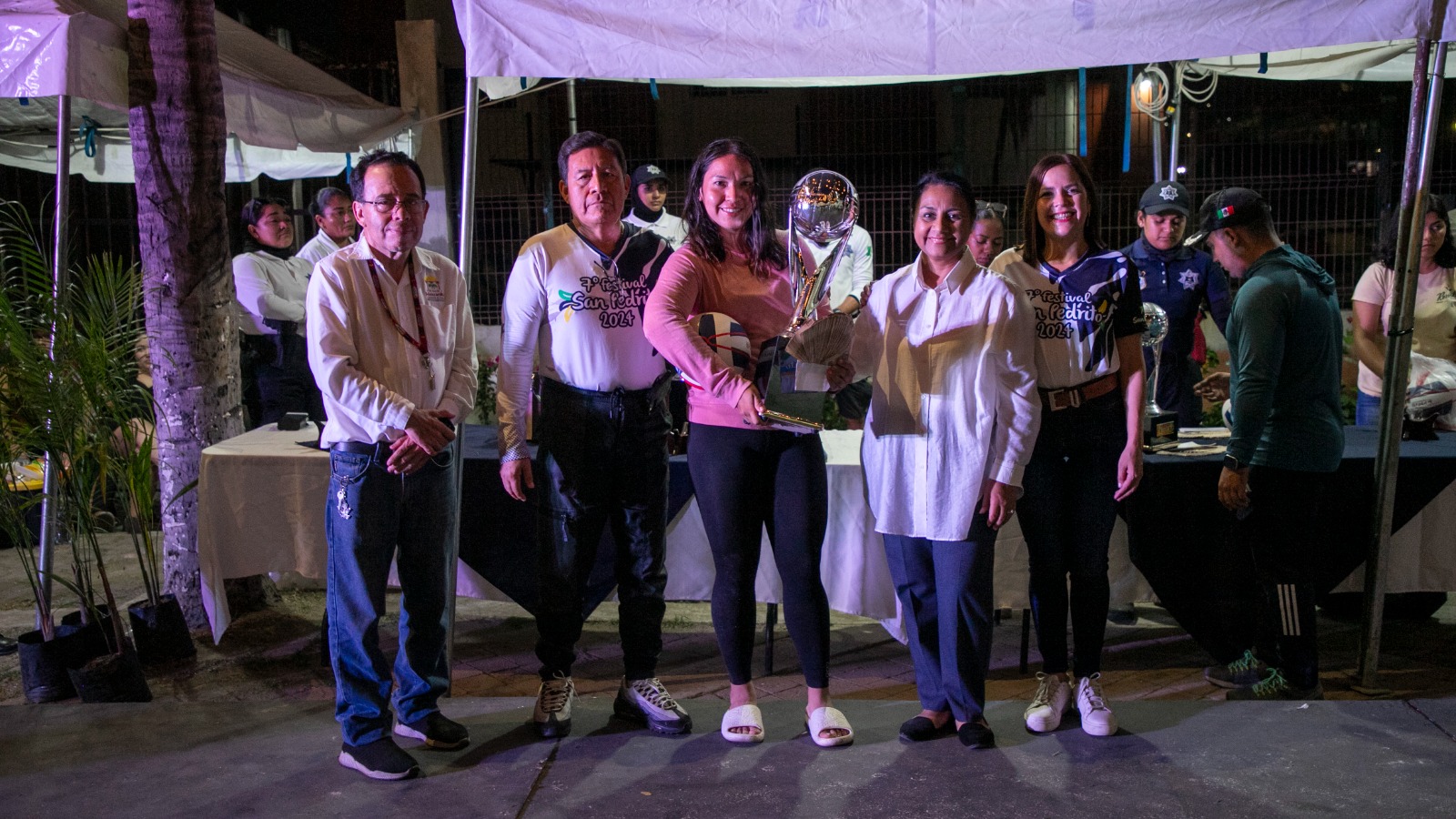 Griselda Martínez entrega los premios a las y los ganadores de concursos del Festival San Pedrito