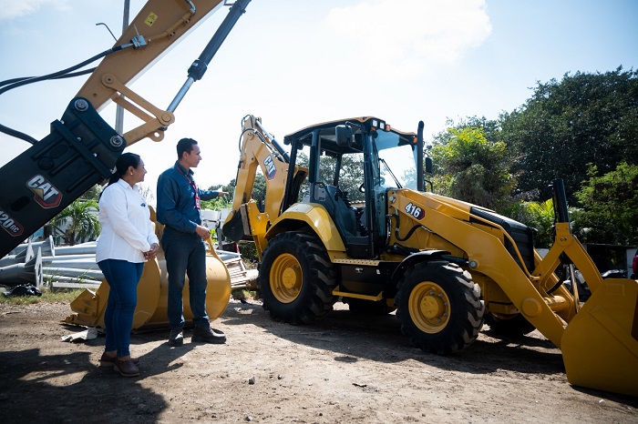 Griselda Martínez entrega vehículos nuevos y maquinaria pesada para mejores servicios