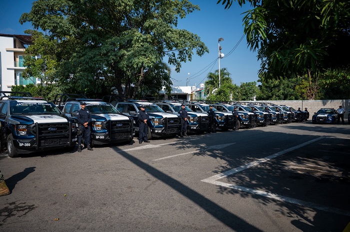 Griselda Martínez entrega 14 nuevas patrullas para seguridad del municipio