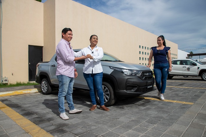 Griselda Martínez entrega camioneta nueva para la Dirección de Participación y Desarrollo Comunitario