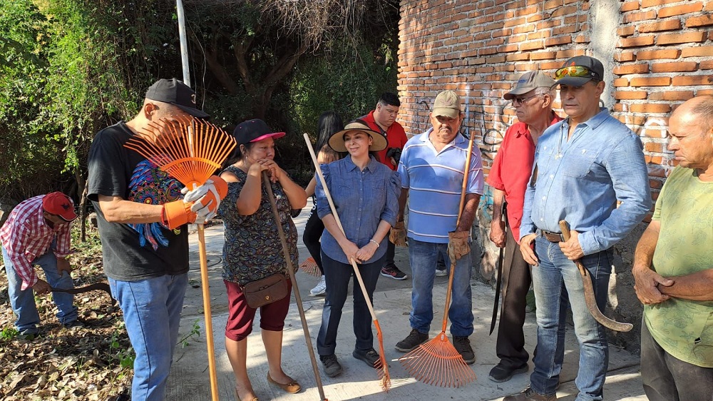 Vecinos y “Actuemos, Colima ahora”, limpian de maleza y basura el arroyo ‘El Jazmín’