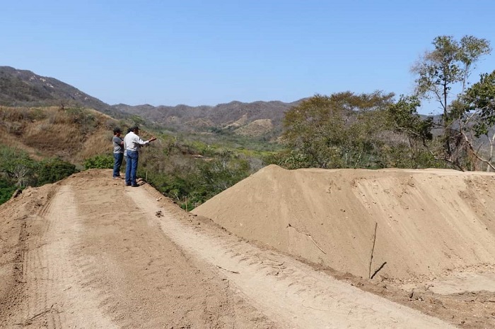 Jaime Sotelo revisa avances en construcción de olla de almacenamiento de agua, en La Central