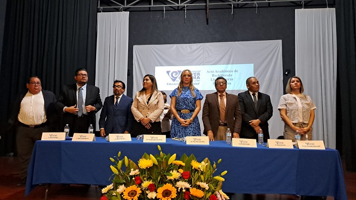 Univer Colima entrega 30 títulos profesionales a egresados