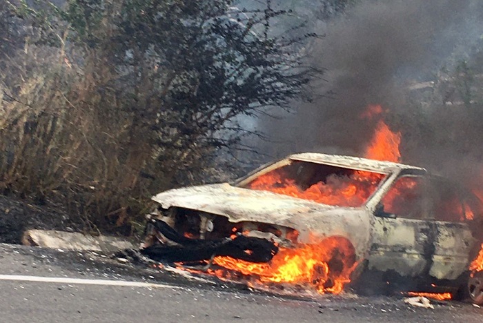 Se incendia vehículo en la carretera Manzanillo-Cihuatlán, probable falla mecánica