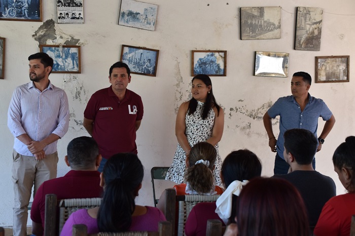 Locho Morán se reúne con liderazgos del municipio de Comala