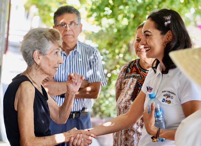 Avanza campaña de Mely Romero en Armería; se reúne con locatarios del centro