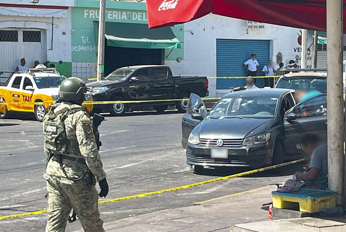 Graves resultan dos hombres baleados en el exterior del mercado Constitución en Colima