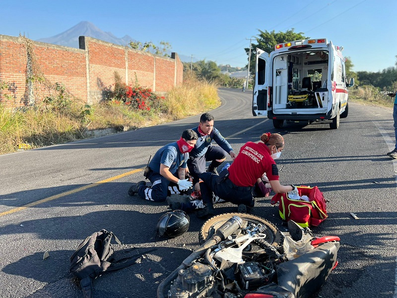 Fuerte accidente rumbo a Montitlán en Cuauhtémoc, deja un motociclista lesionado