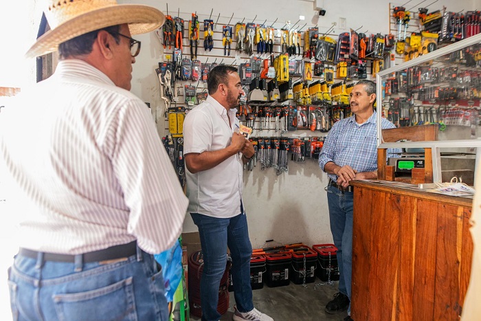 Visita Nazario Rodríguez a locatarios del Centro de Minatitlán