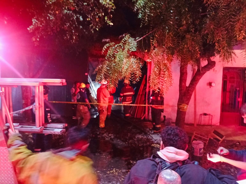 Fue controlado fuerte incendio en una carpintería en Villa de Álvarez